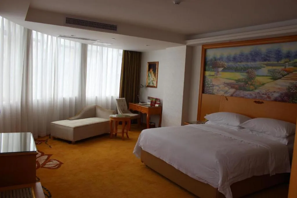 Bed in Vienna Hotel Guangdong Zhaoqing Sihui Center Jade Expo Market