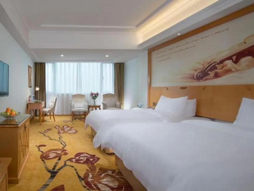 Bed in Vienna Hotel Guangdong Zhaoqing Sihui Center Jade Expo Market
