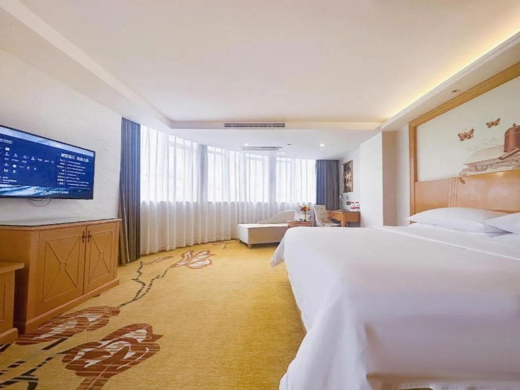 Bed in Vienna Hotel Guangdong Zhaoqing Sihui Center Jade Expo Market