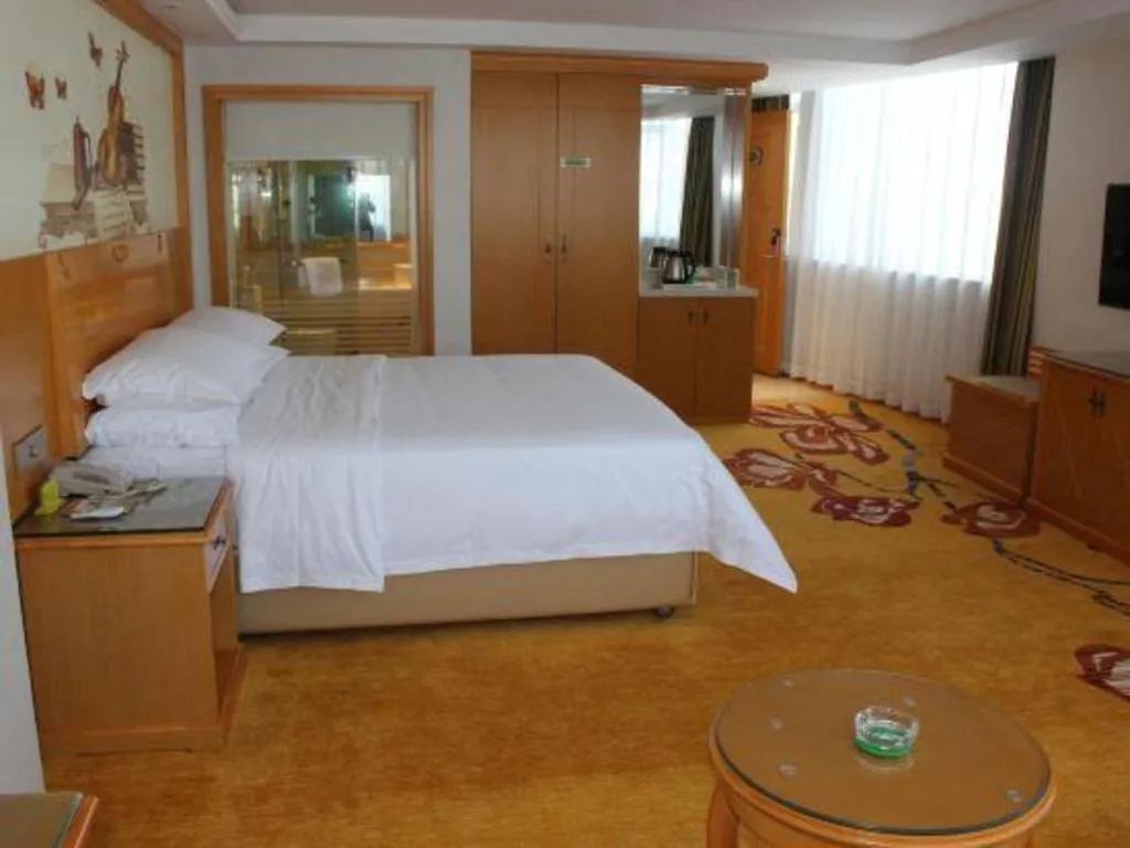 Bed in Vienna Hotel Guangdong Zhaoqing Sihui Center Jade Expo Market