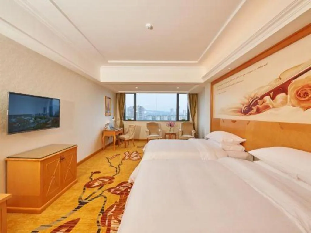 Bed in Vienna Hotel Guangdong Zhaoqing Sihui Center Jade Expo Market