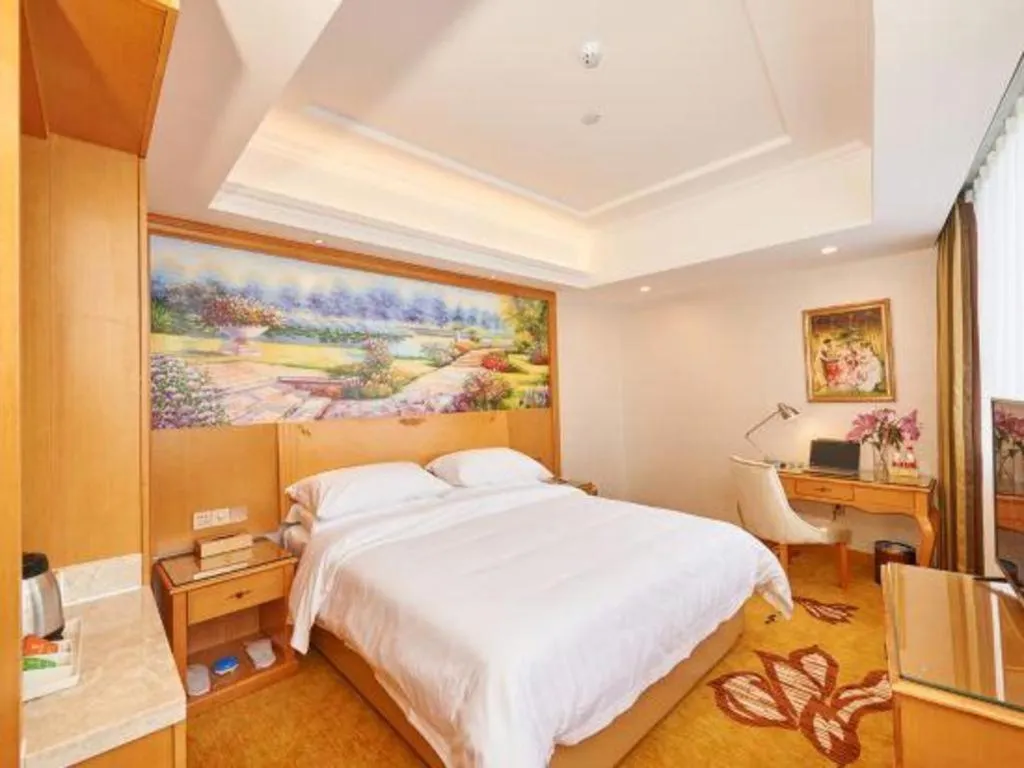 Bed in Vienna Hotel Guangdong Zhaoqing Sihui Center Jade Expo Market