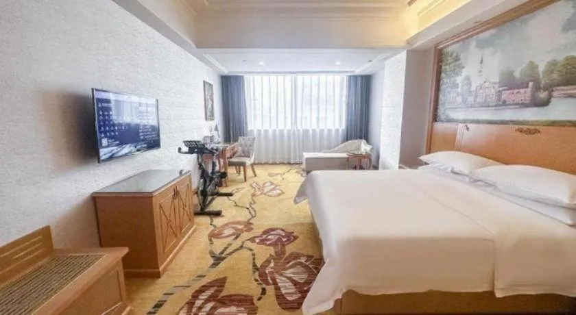 Bed in Vienna Hotel Guangdong Zhaoqing Sihui Center Jade Expo Market
