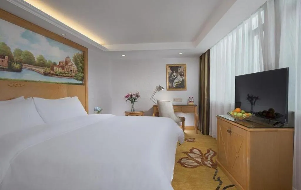 Bed in Vienna Hotel Guangdong Zhaoqing Sihui Center Jade Expo Market