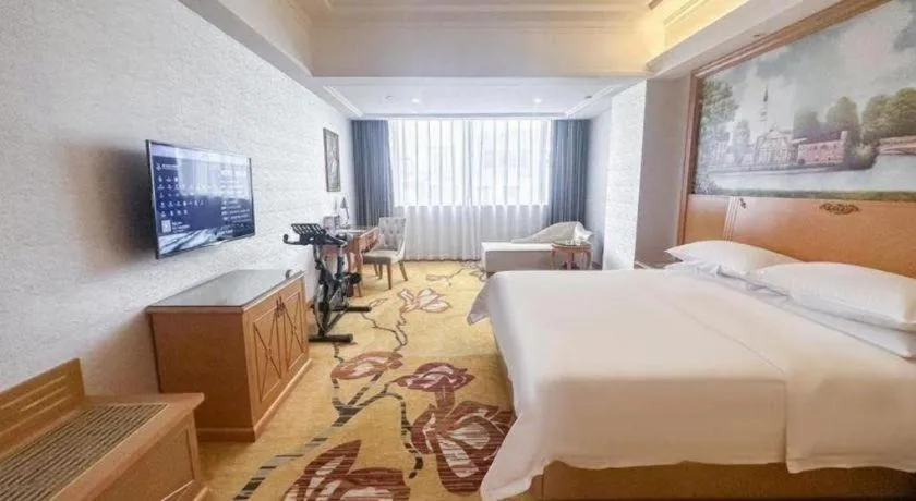 Bed in Vienna Hotel Guangdong Zhaoqing Sihui Center Jade Expo Market