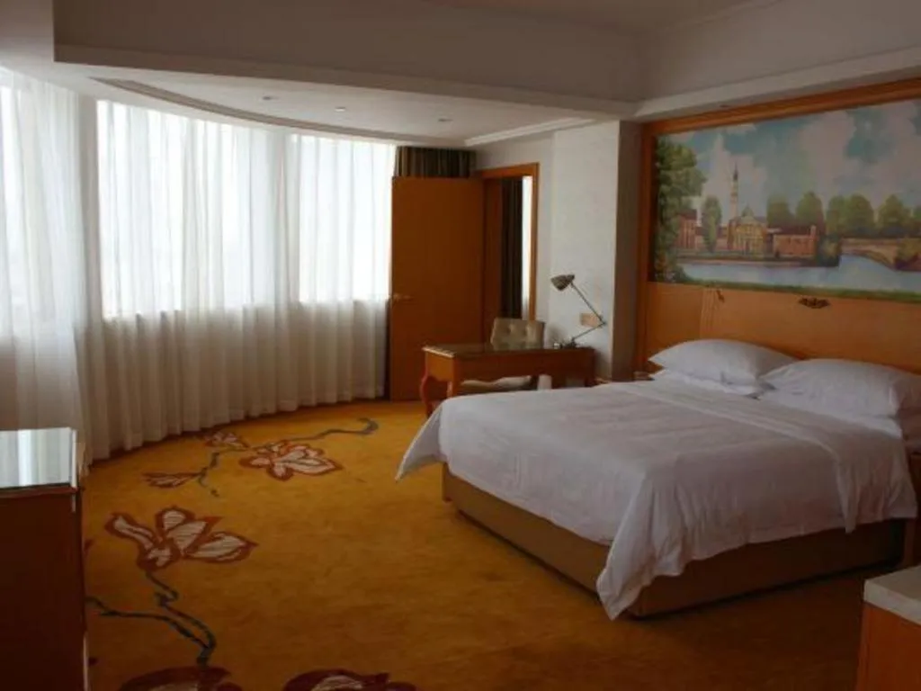 Bed in Vienna Hotel Guangdong Zhaoqing Sihui Center Jade Expo Market