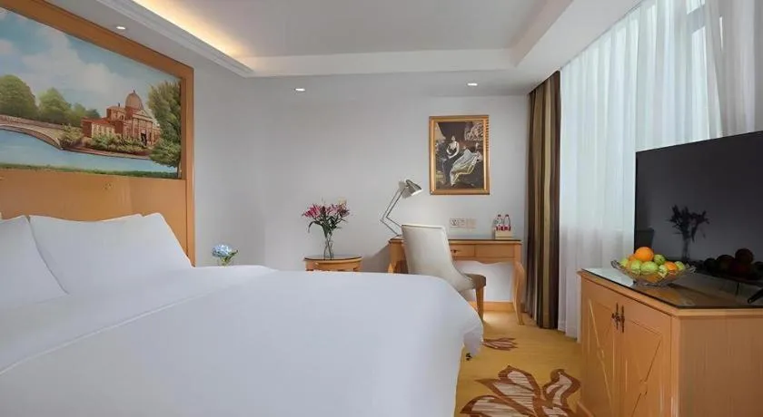 Bed in Vienna Hotel Guangdong Zhaoqing Sihui Center Jade Expo Market