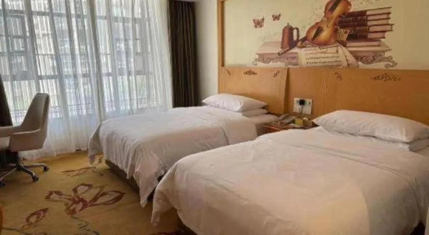 Bed in Vienna Hotel Guangdong Zhaoqing Sihui Tianguangxu