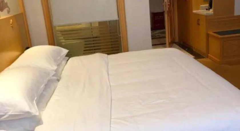 Bed in Vienna Hotel Guangdong Zhaoqing Sihui Tianguangxu