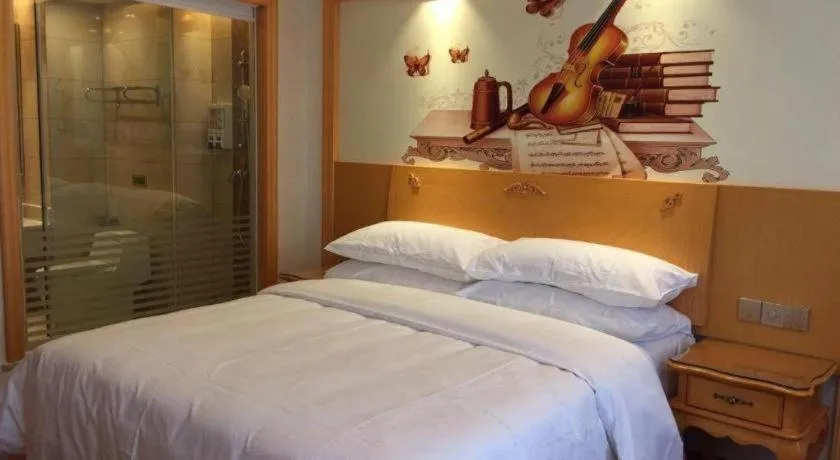 Bed in Vienna Hotel Guangdong Zhaoqing Sihui Tianguangxu