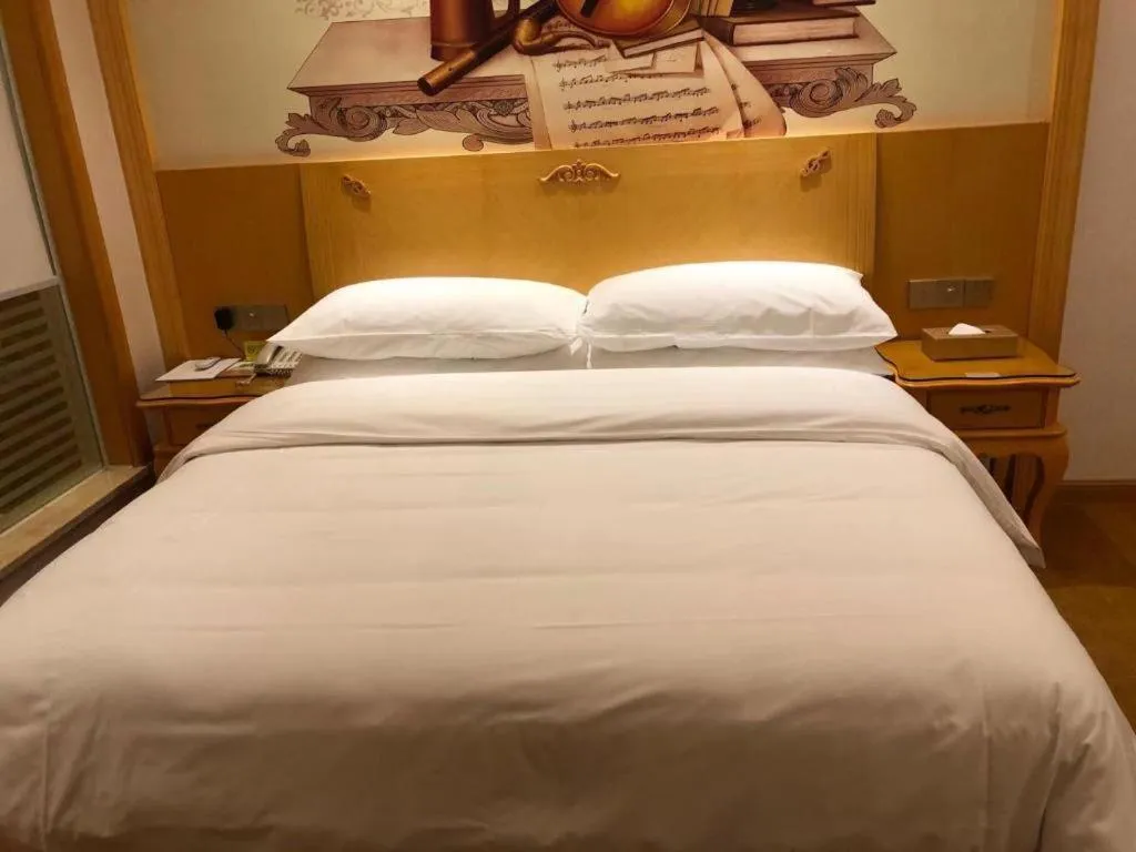 Bed in Vienna Hotel Guangdong Zhaoqing Sihui Tianguangxu