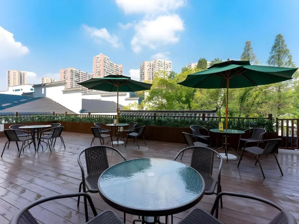 Vienna Hotel Wuhan Guobo Jiangang Metro Station