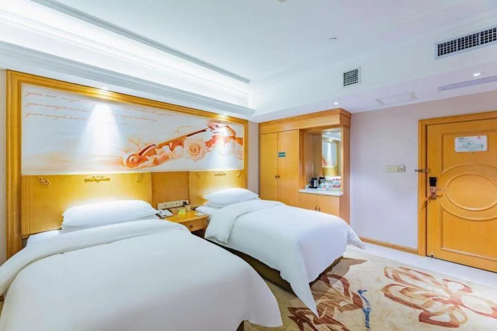 Bed in Vienna Hotel Jilin Dunhua High-Speed Railway Station