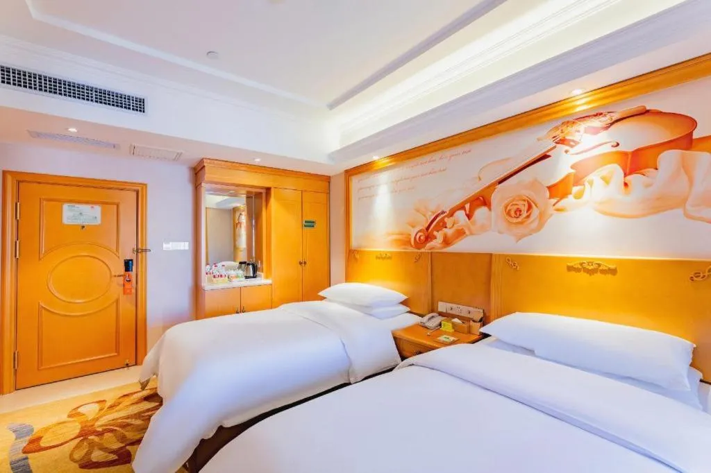 Bed in Vienna Hotel Jilin Dunhua High-Speed Railway Station