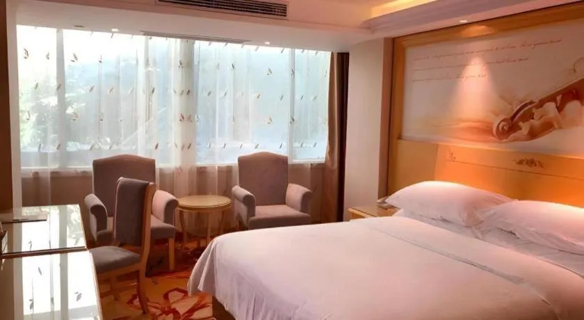 Bed in Vienna Hotel Guangxi Hezhou Guposhan Suifeng