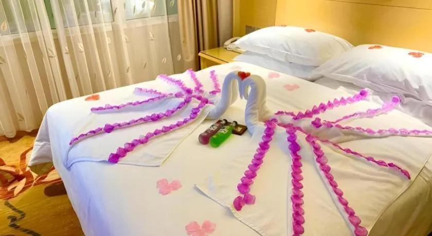 Bed in Vienna Hotel Guangxi Hezhou Guposhan Suifeng
