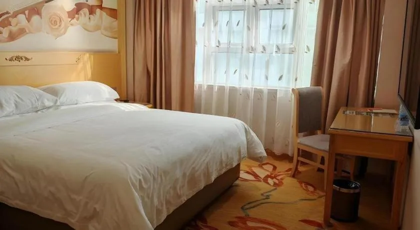Bed in Vienna Hotel Guangxi Hezhou Guposhan Suifeng