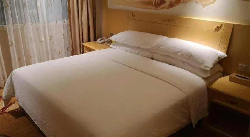 Bed in Vienna Hotel Guangxi Hezhou Guposhan Suifeng