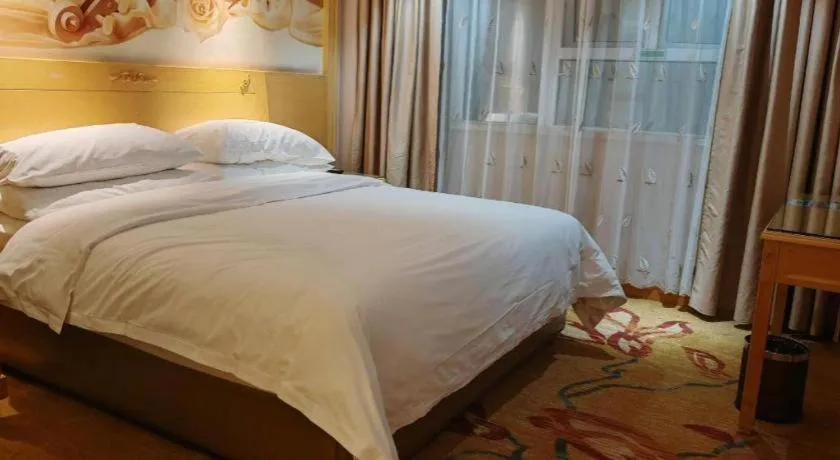 Bed in Vienna Hotel Guangxi Hezhou Guposhan Suifeng