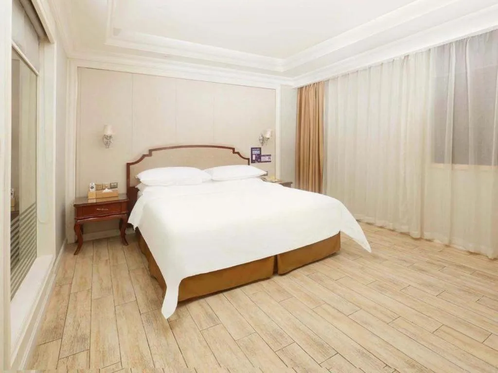 Bed in Vienna Hotel Guangzhou Baiyun College Jinyuan Plaza