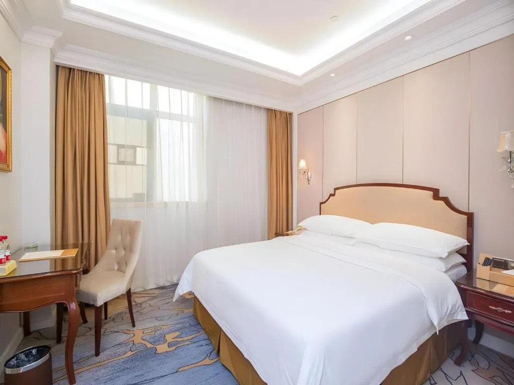 Bed in Vienna Hotel Guangzhou Baiyun College Jinyuan Plaza