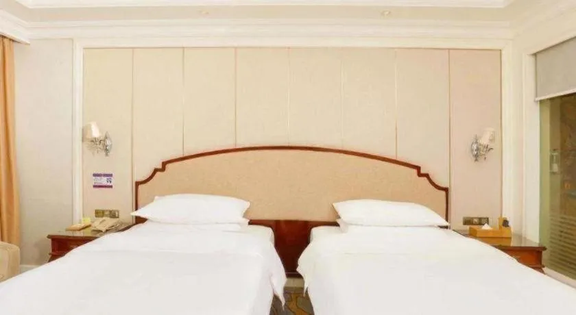 Bed in Vienna Hotel Guangzhou Baiyun College Jinyuan Plaza