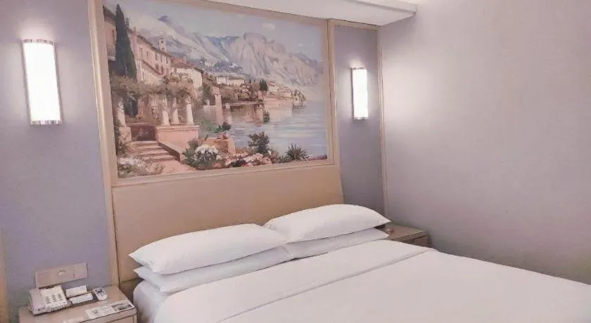 Bed in Vienna Hotel Guangxi Hechi Jinchengjiang Baima Street