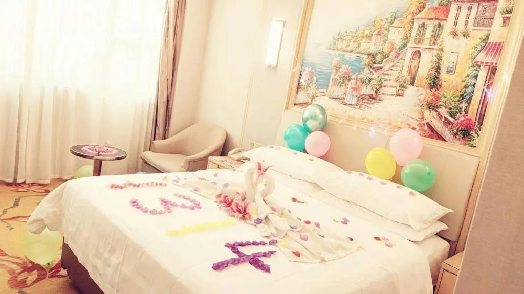 Bed in Vienna Hotel Guangxi Hechi Jinchengjiang Baima Street