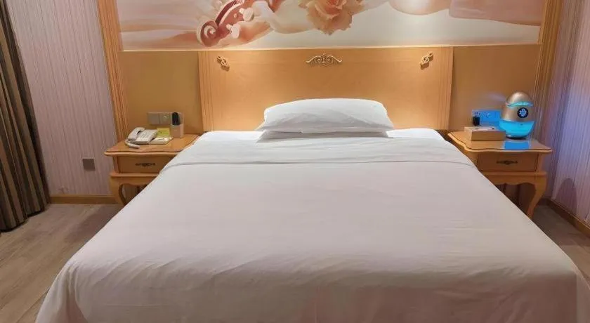 Bed in Vienna Hotel Guangdong Zhongshan Caihong Avenue
