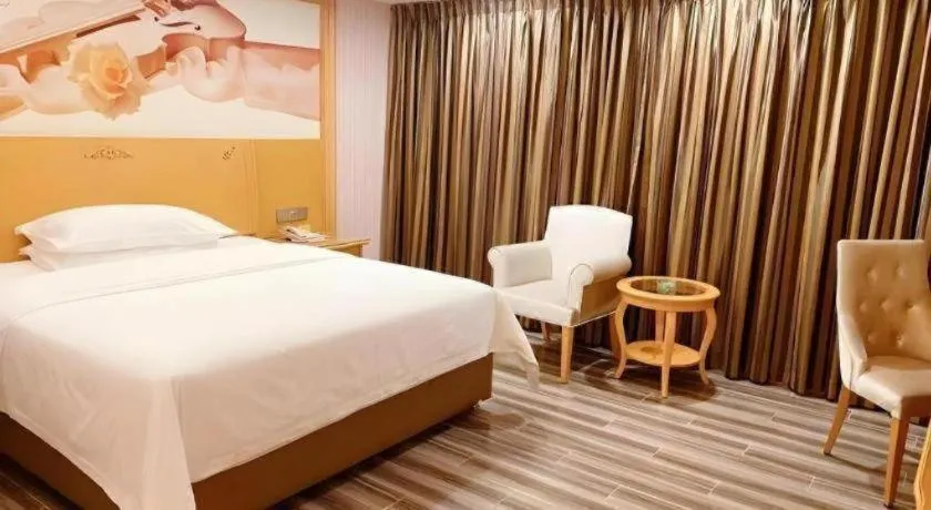 Bed in Vienna Hotel Guangdong Zhongshan Caihong Avenue