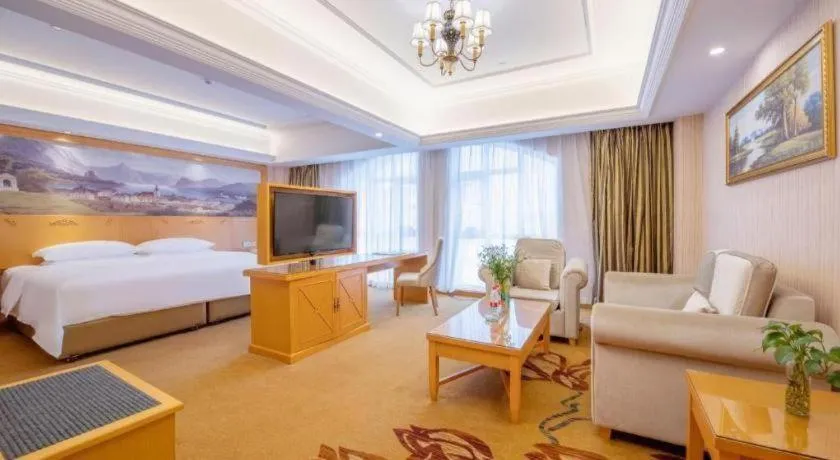 Bed in Vienna Hotel Guangdong Zhongshan Caihong Avenue