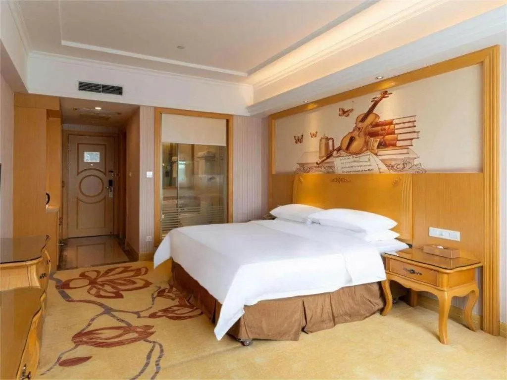 Bed in Vienna Hotel Shenzhen Window of the World Qiaochengdong Metro Station