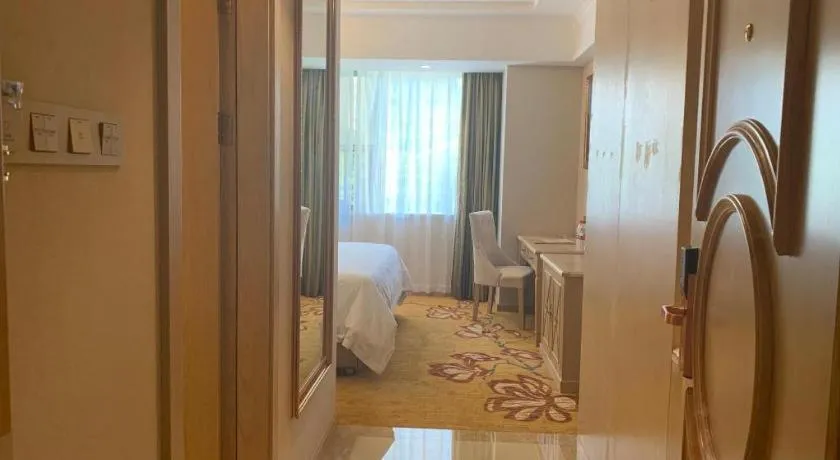 Vienna Hotel Shenzhen Window of the World Qiaochengdong Metro Station