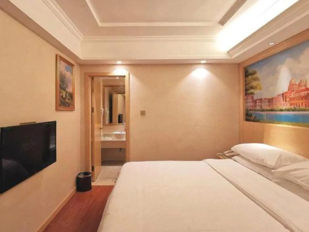 Bed in Vienna Hotel Shenzhen Window of the World Qiaochengdong Metro Station