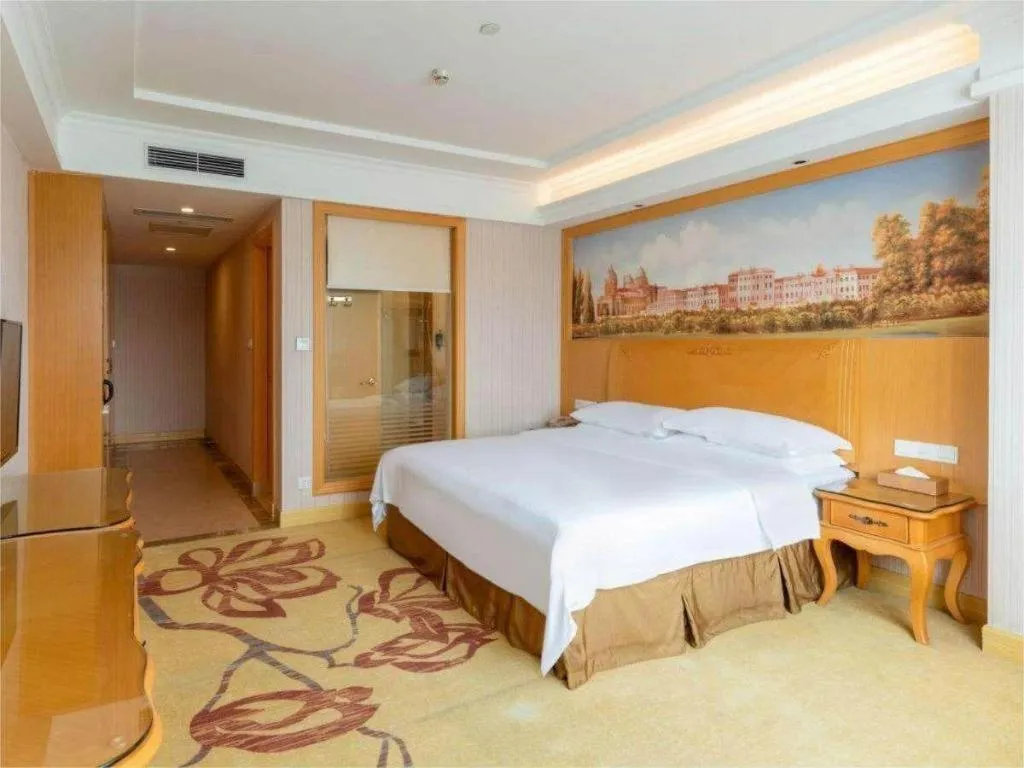 Bed in Vienna Hotel Shenzhen Window of the World Qiaochengdong Metro Station