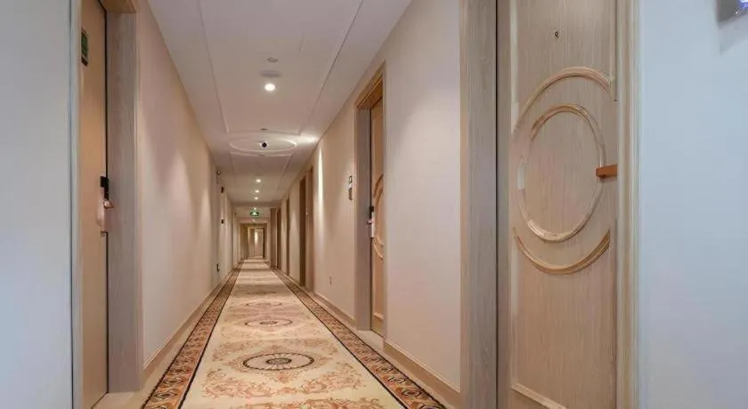 Vienna Hotel Shenzhen Window of the World Qiaochengdong Metro Station