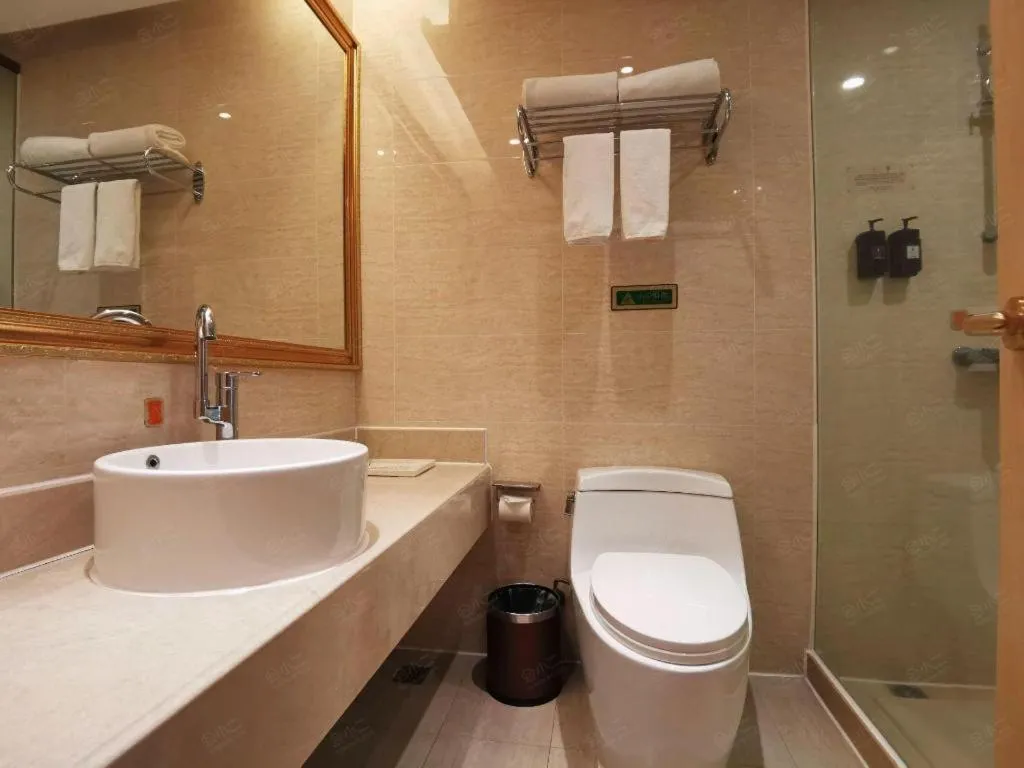 Vienna Hotel Shenzhen Window of the World Qiaochengdong Metro Station