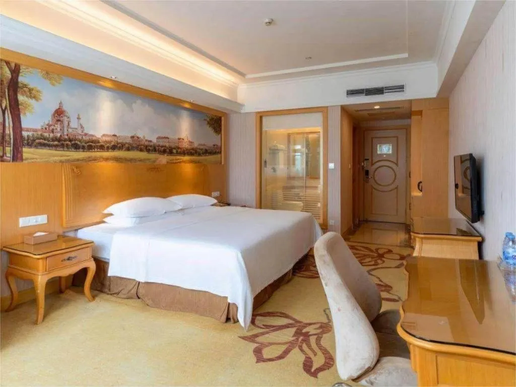 Bed in Vienna Hotel Shenzhen Window of the World Qiaochengdong Metro Station