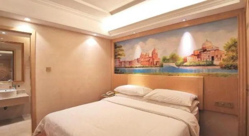 Bed in Vienna Hotel Shenzhen Window of the World Qiaochengdong Metro Station