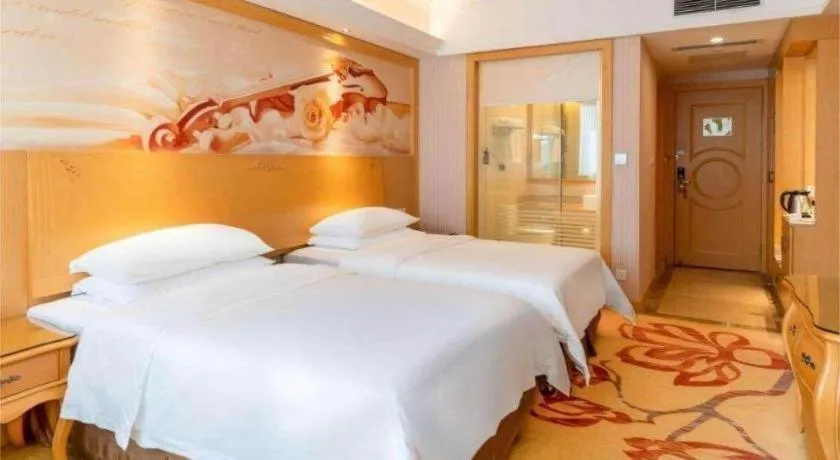 Bed in Vienna Hotel Shenzhen Window of the World Qiaochengdong Metro Station