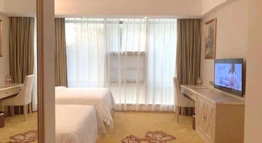 Bed in Vienna Hotel Shenzhen Window of the World Qiaochengdong Metro Station