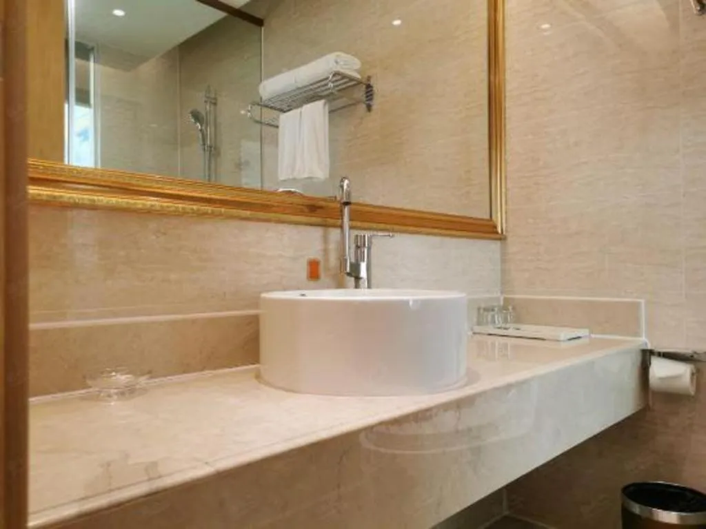 Vienna Hotel Shenzhen Window of the World Qiaochengdong Metro Station