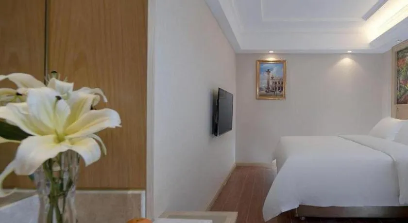 Bed in Vienna Hotel Shenzhen Window of the World Qiaochengdong Metro Station