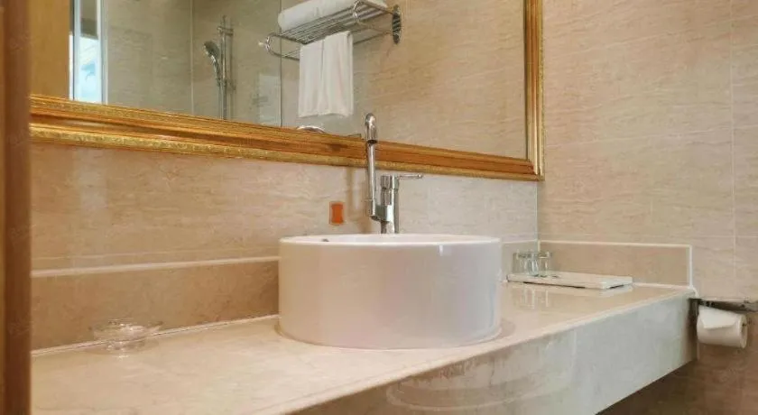 Vienna Hotel Shenzhen Window of the World Qiaochengdong Metro Station