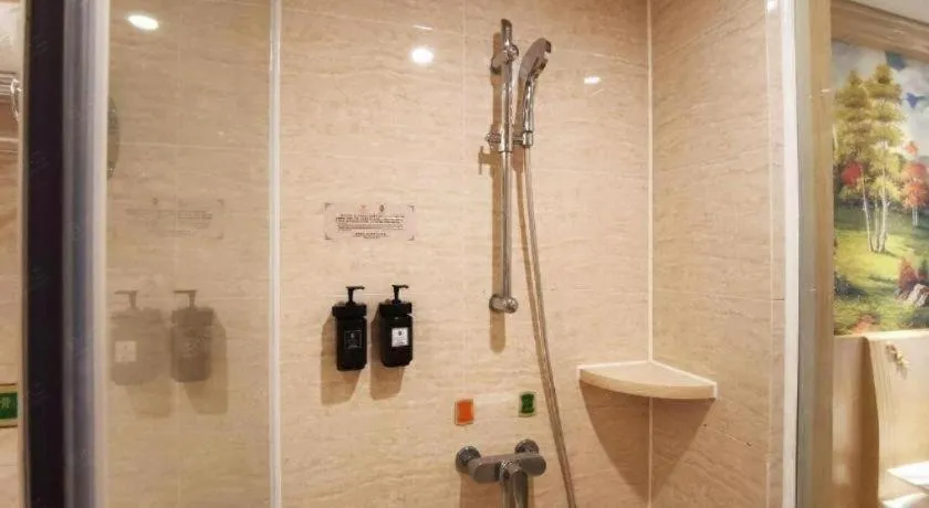 Vienna Hotel Shenzhen Window of the World Qiaochengdong Metro Station