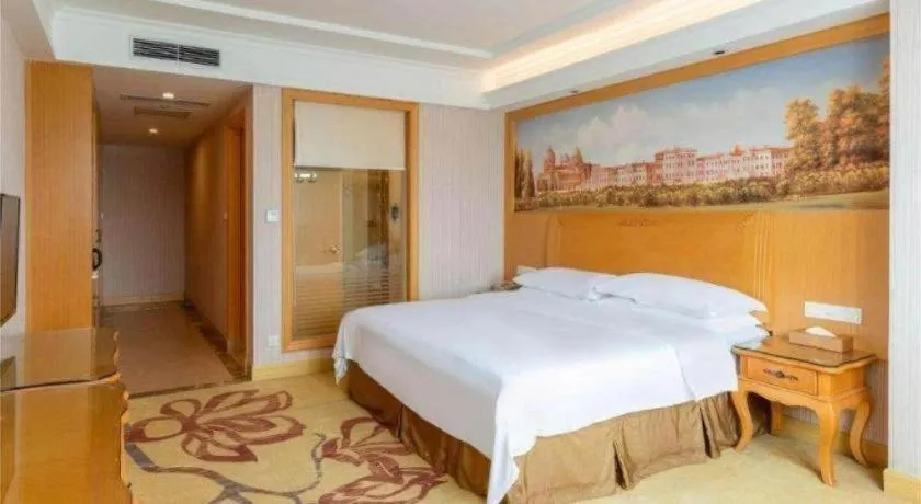 Bed in Vienna Hotel Shenzhen Window of the World Qiaochengdong Metro Station