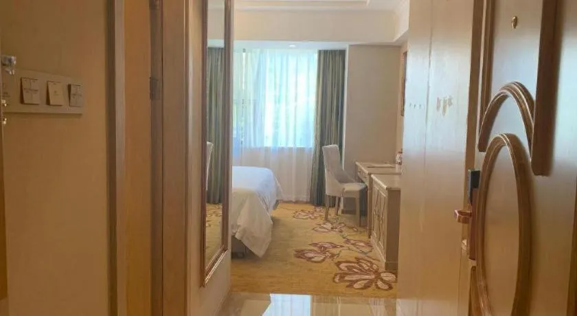 Vienna Hotel Shenzhen Window of the World Qiaochengdong Metro Station