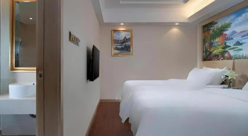 Bed in Vienna Hotel Shenzhen Window of the World Qiaochengdong Metro Station