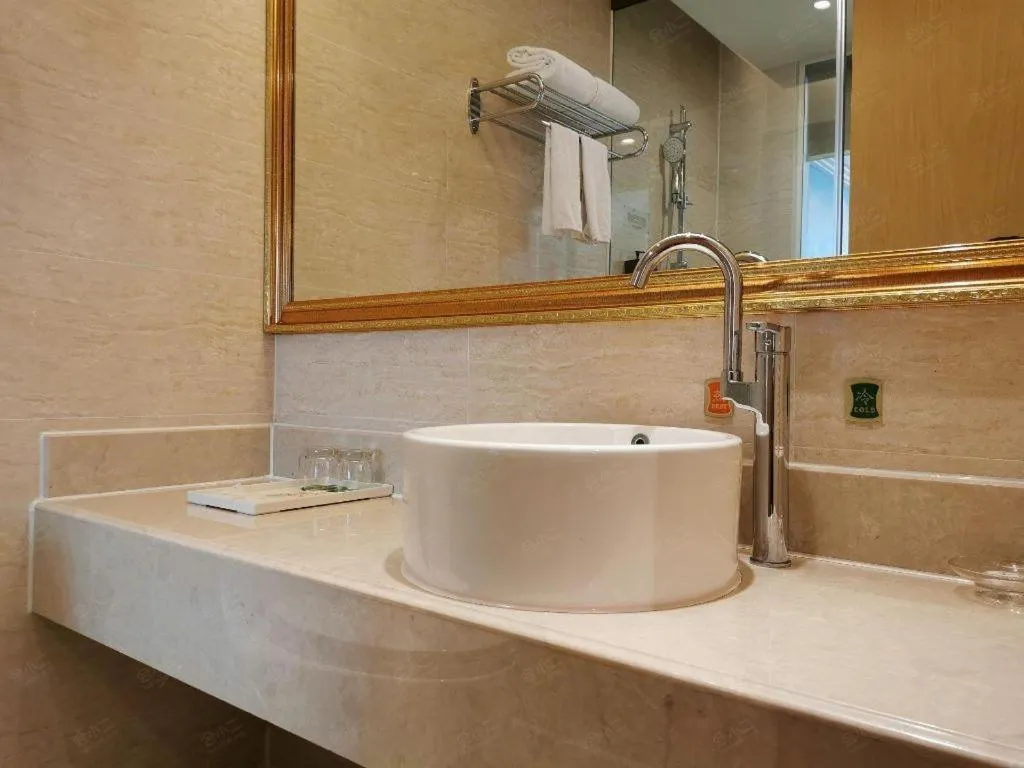 Vienna Hotel Shenzhen Window of the World Qiaochengdong Metro Station