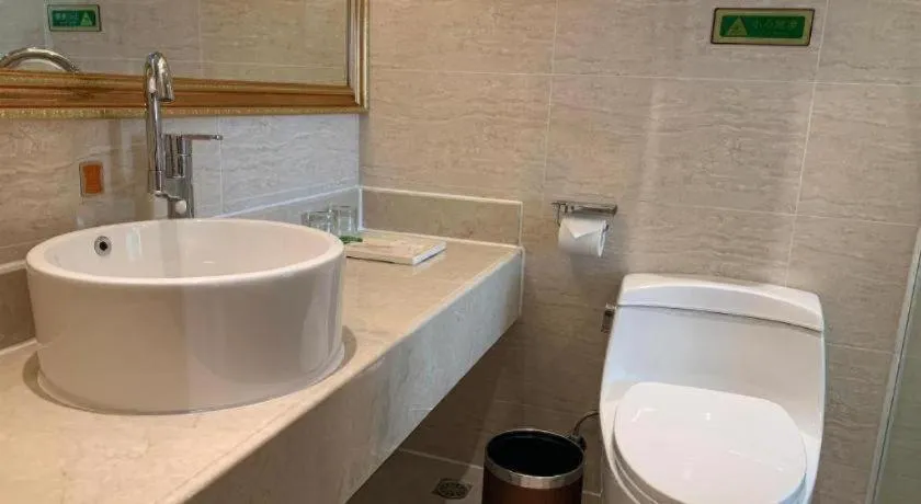 Vienna Hotel Shenzhen Window of the World Qiaochengdong Metro Station